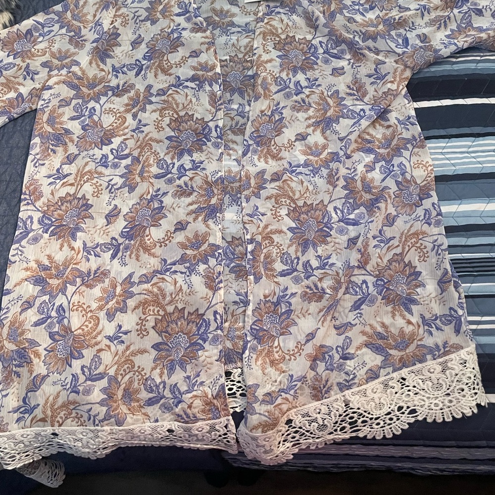 Women’s size Large kimono w/ scalloped trim